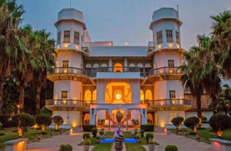 ऊषा किरण पैलेस, सिंधिया कन्या विद्यालय, सेन्ट्रल लाइब्रेरी शहर के सबसे स्वच्छ प्रतिष्ठान