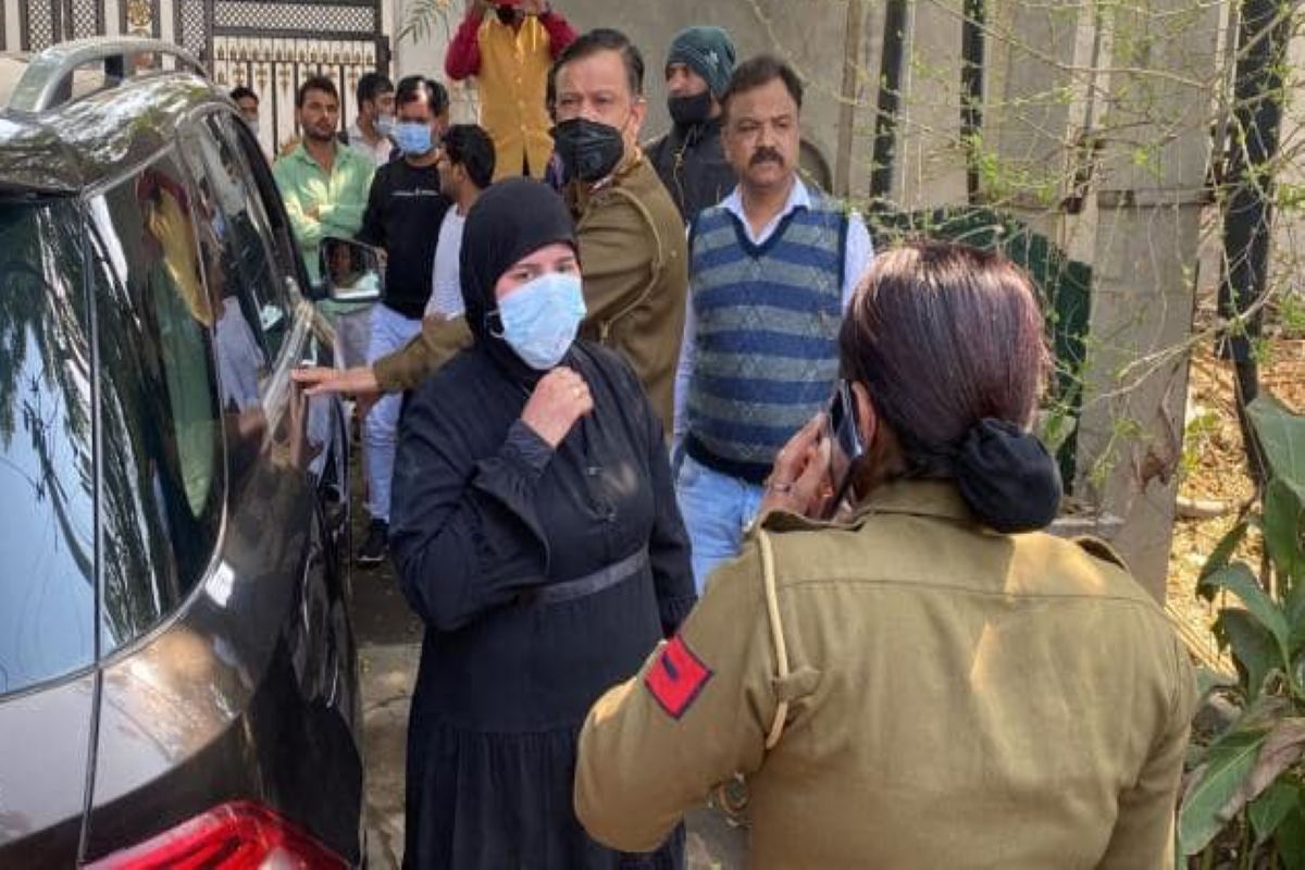 Burqa-clad woman stabbed cab driver with knife, arrested