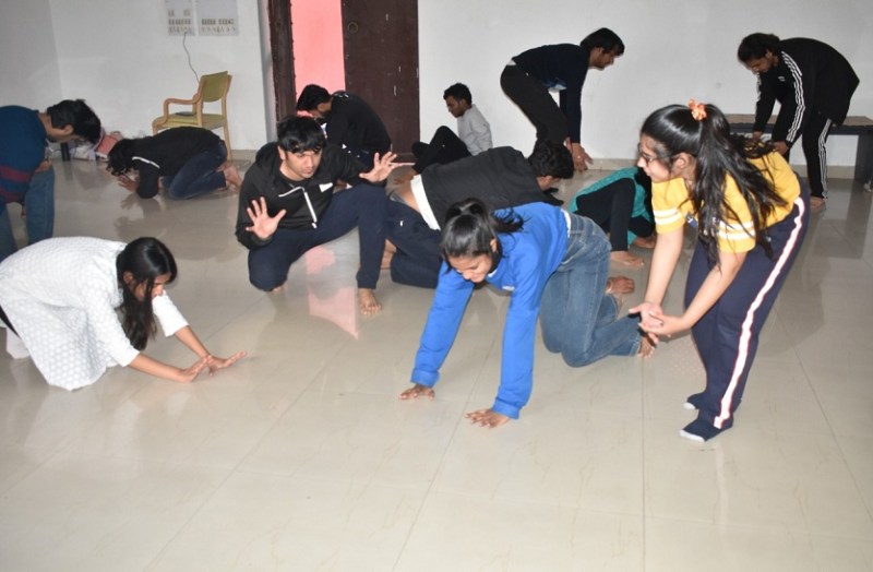 बॉडी व वाॅइस एक्सरसाइज, विभिन्न एक्टिंग टास्क के लिए हो रहे सेशन