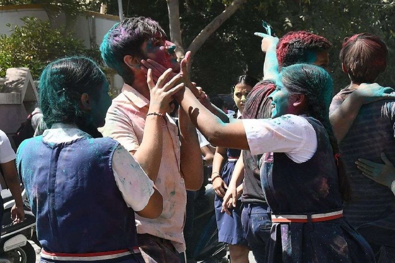 Holi 2022: होली पर स्कूलों में इतने दिन की हैं छुट्टियाँ