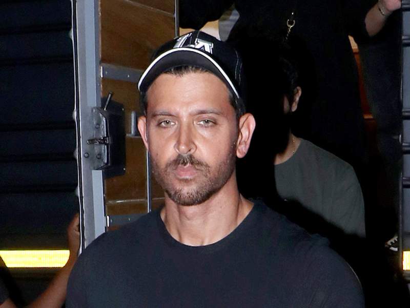 अस्पताल में जाकर ऋतिक रोशन ने किया ऐसा काम, तारीफ करते नहीं थक रहे फैंस