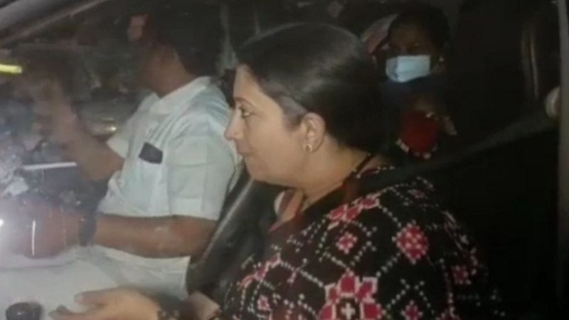 Up assembly election 2022: रोड शो के दौरान स्मृति ईरानी बार-बार देखती रही घड़ी और फिर...