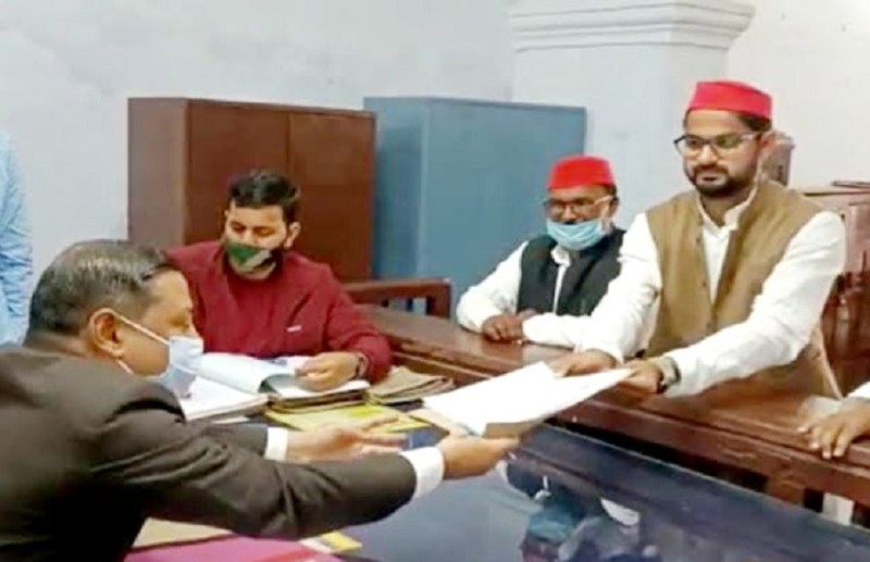 गाजीपुर के मुहम्मदाबाद सीट से नामांकन पत्र दाखिल करते सिबगतुल्लाह अंसारी के बेटे मन्नू अंसारी