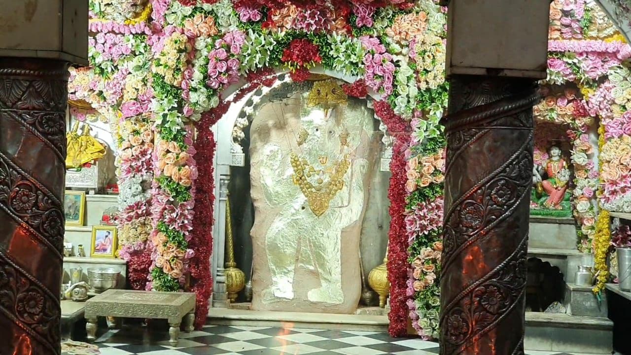 मेहंदीपुर बालाजी मंदिर में अब श्रद्धालुओं को माला-प्रसाद चढ़ाने की मिली छूट