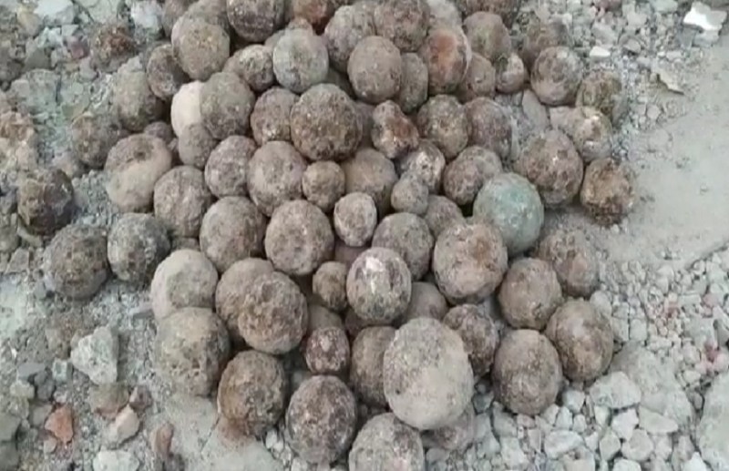 Ahmedabad : Pavagadh खुदाई में मिले राजघराने काल के तोप के दर्जनों गोले