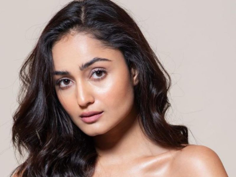 बॉबी देओल के साथ इंटीमेट सीन करने के लिए इसके साथ प्रैक्टिस करती थी त्रिधा चौधरी