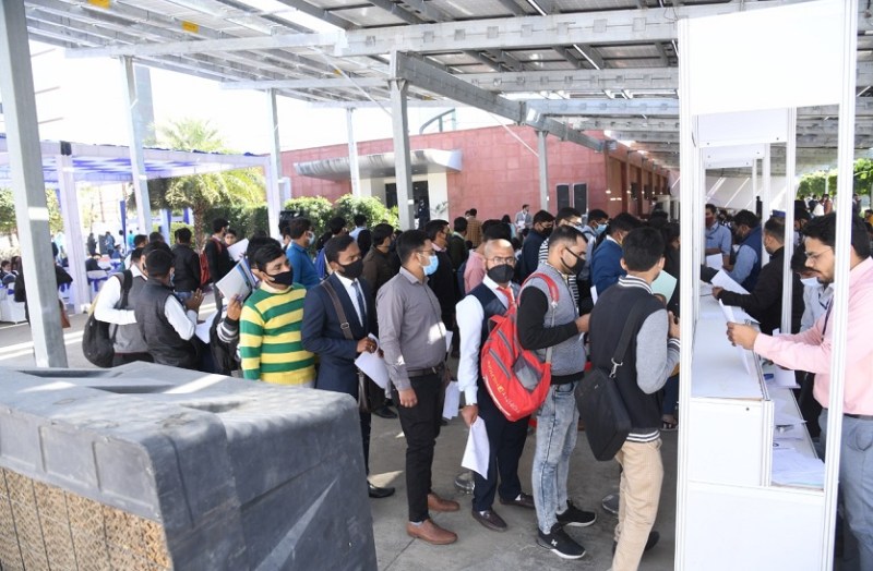 Job पाकर खिले चेहरे, फ्रेशर्स को मिले ऑफर