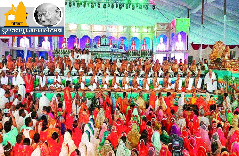 Acharyashree Vidyasagar performing initiation rites on Sunday during Maha Mahotsav