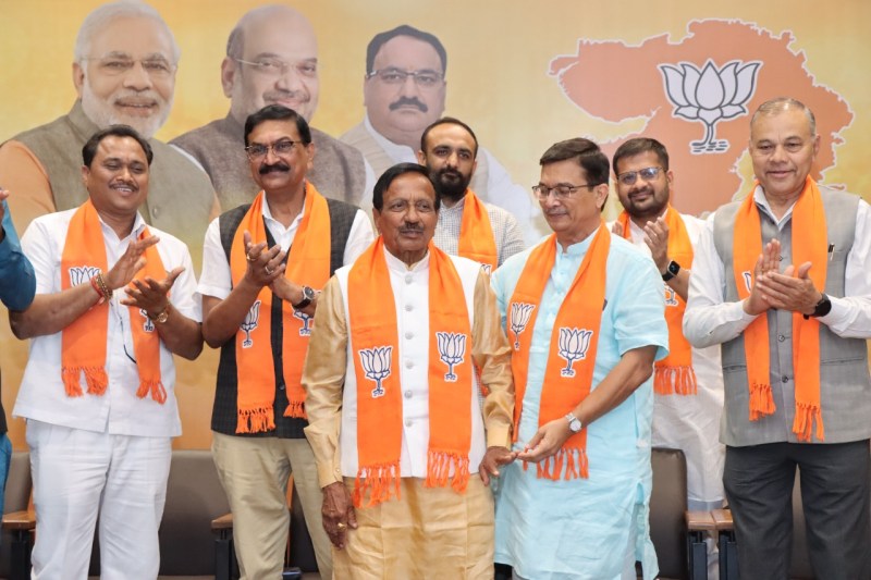 Gujarat: कांग्रेस के पूर्व विधायक हीरा पटेल सहित कई नेता, कार्यकर्ता भाजपा में शामिल