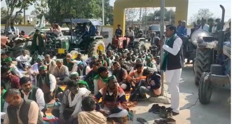 भाकियू ने कोतवाली को बनाया धरनास्थल,सीओ ने जोड़े हाथ तो बुजुर्ग कार्यकर्ता ने दिया आशीर्वाद