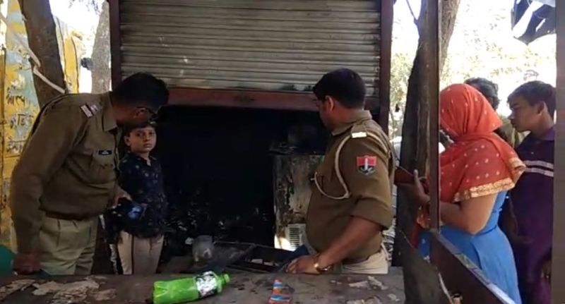 Video: सामान का पैसा नहीं देने पर हुई कहासुनी तो लगा दी दुकान में आग
