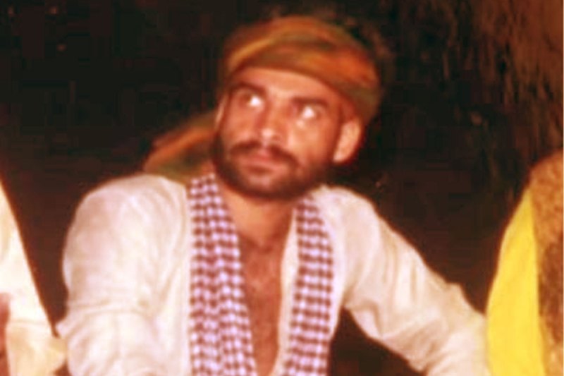 एक्टिंग के साथ-साथ होटल में बावर्ची की नौकरी करता था ये बॉलीवुड एक्टर, 10वीं क्लास में ही कर लिया था लव मैरिज का फैसला