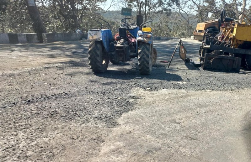 घाट में सड़क निर्माण में लगी ठेकेदार की वहां दे अभी यूं ही खड़ी है