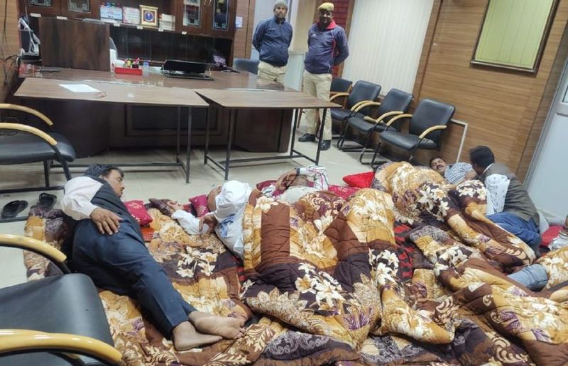  विधायक मदन दिलावर अनधिकृत रूप से न्यास सचिव कार्यालय में कब्जा कर रात्रि में अपने साथियों के साथ रात्रि विश्राम करते हुए। 