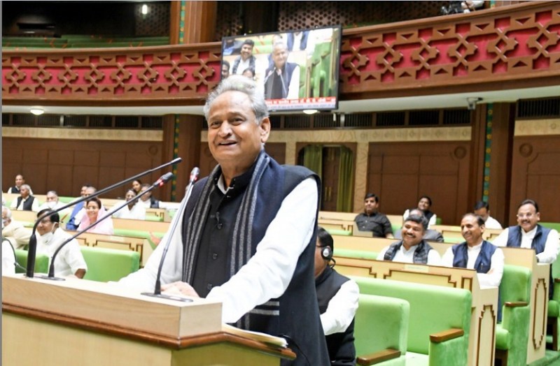 rajasthan budget 2022 : वसुंधरा आईं, आप चुप हो, कुछ तो बोलो, रुतबा तो है : गहलोत