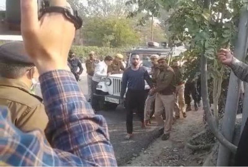 आरोपी की निशानदेही पर सरोवर पार्किंग के सामने तालाब से निकाला मोबाइल