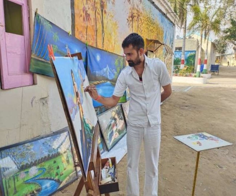 Chaudhary Charan Singh Jail : अपनी कला से जेल की दीवारों में रंग भर रहा आजीवन सजायाफ्ता बंदी