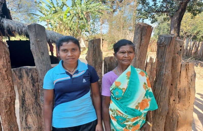 अपनी मॉ सुबोबाई के साथ घर में बैठी सेंवती