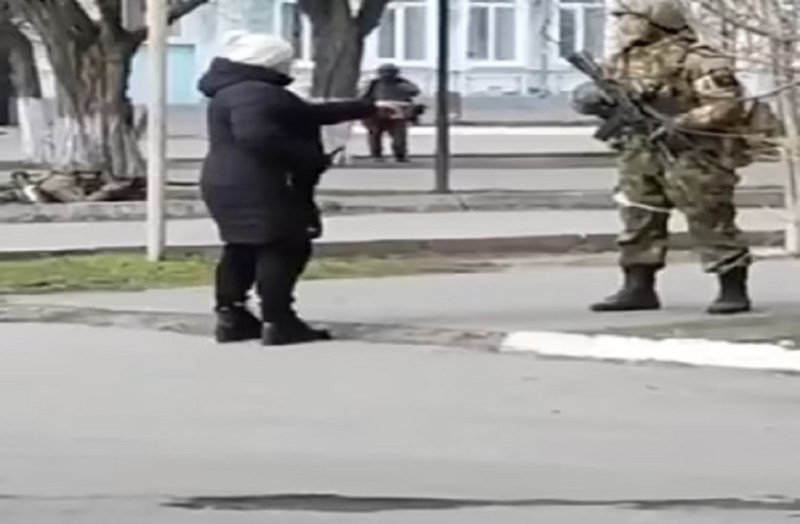 video viral निडर यूक्रेनवासी: हथियारबंद रूसी सैनिक से बोली महिला, अपनी जेब में सूरजमुखी के बीज रखो, जब मरोगे तो हमारी मिट्टी पर फूल बनकर खिलोगे