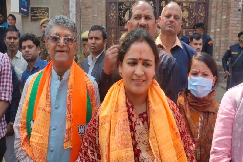 रामलला के शरण में मुलायम का परिवार : भाजपा में शामिल मुलायम की छोटी बहू अर्पणा यादव ने किया दर्शन