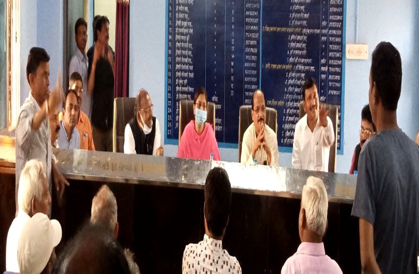 जिला सहकारी बैंक में किसानों के खातों में करोड़ों की हेराफेरी, मैनेजर सहित बैंक का पूरा स्टाफ निलंबित, कैशियर और क्लर्क पर FIR