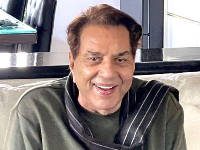 धर्मेंद्र ने सरेआम ट्रेन में पॉकेट मारते हुए शेयर की तस्वीर, बोले - 'ऐसा कभी मत करना'