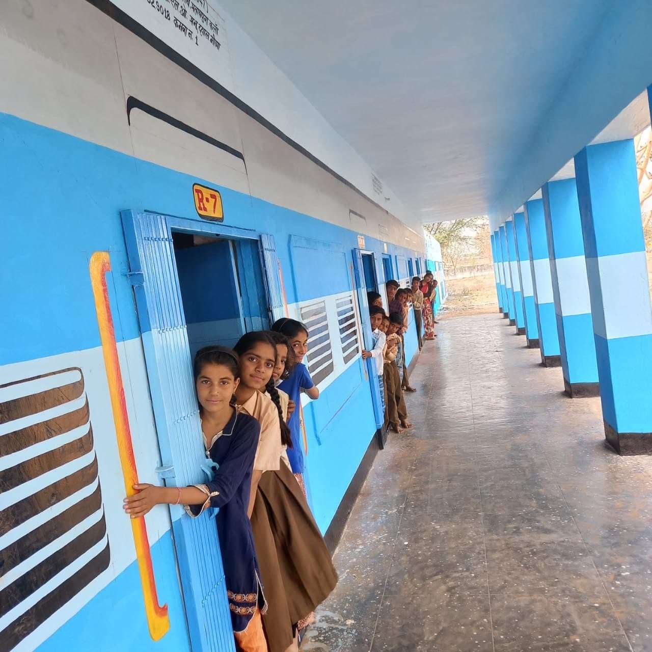 video: स्कूल बना रेलवे स्टेशन, ट्रेन की बोगी में बच्चों की पढ़ाई और घंटी की जगह बज रही सीटी