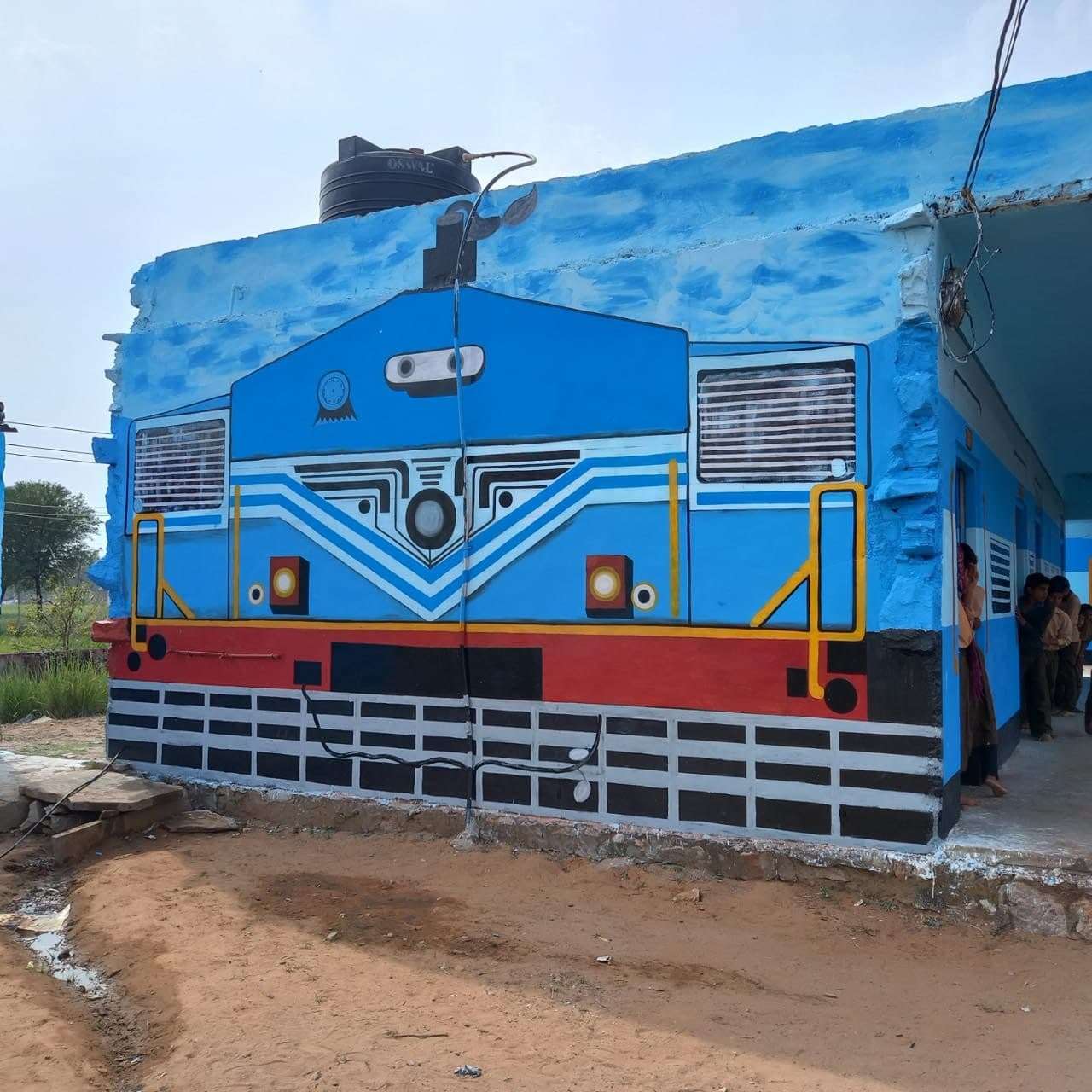 video: स्कूल बना रेलवे स्टेशन, ट्रेन की बोगी में बच्चों की पढ़ाई और घंटी की जगह बज रही सीटी