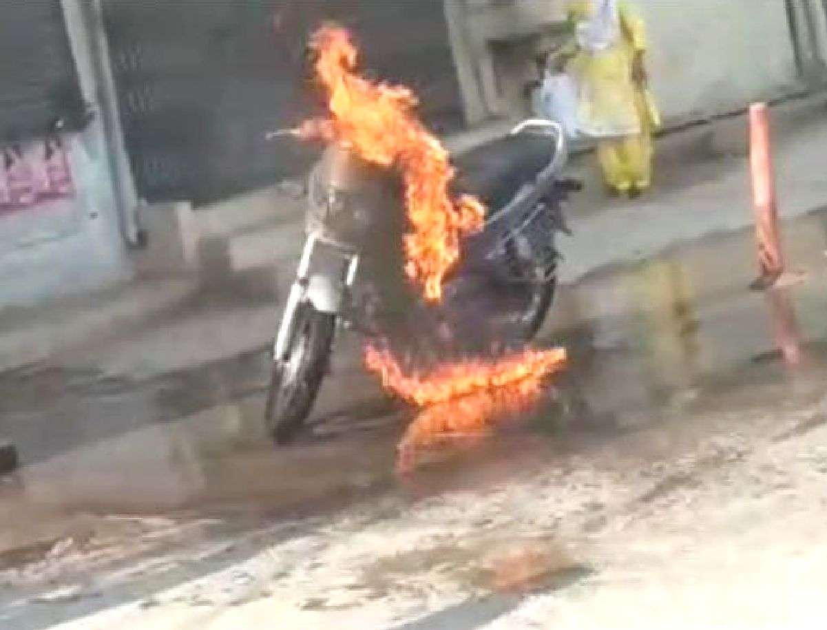 वीडियो: धू-धू कर जल उठी बाइक