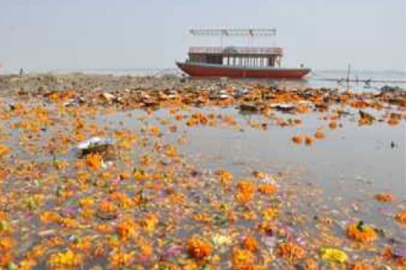 मां गंगा में बिखरी गंदगी