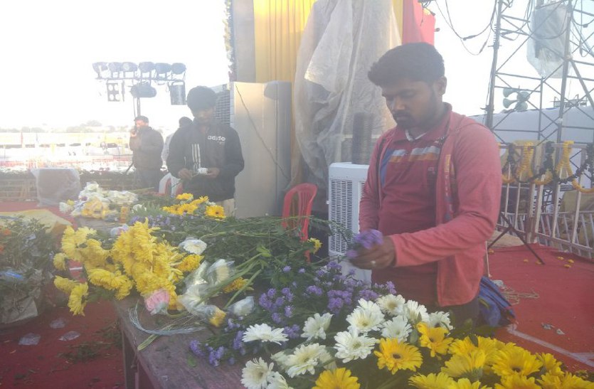 नासिक और वेस्ट बंगाल के फूलों से सजा राजिम मेले का मुख्य मंच