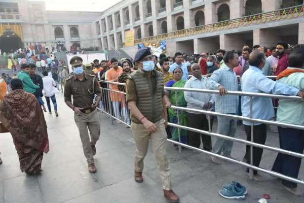 श्री काशी विश्वनाथ धाम में कतारबद्ध शिवभक्त