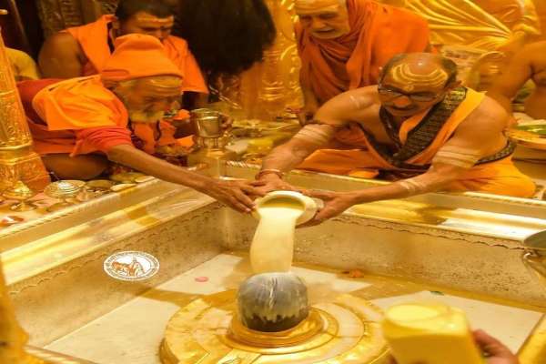 स्वर्णमंडित श्री काशी विश्वनाथ मंदिर के गर्भगृह में महाशिवरात्रि पर मंगला आरती के बाबा का दुग्धाभिषेक