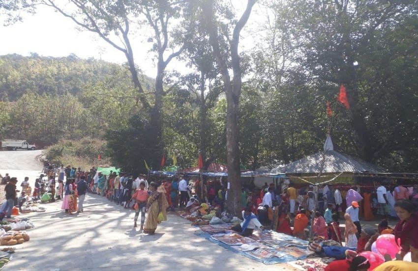 पहाड़ी में स्थित शिव मंदिर