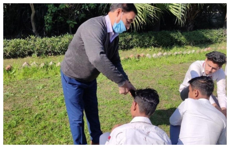 ऐसा क्या हुआ कि प्रिंसिपल ने स्कूल में बैठाकर 84 बच्चों के खुद ही काटे बाल, जानिए वजह