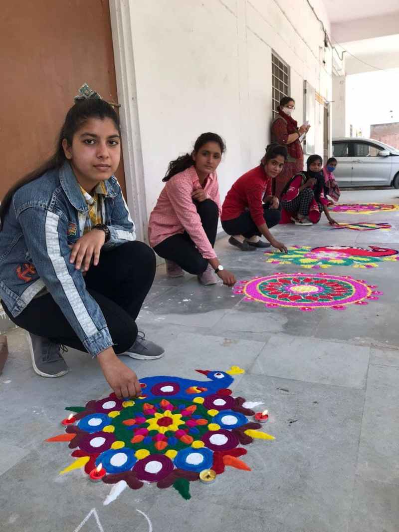 कॉलेज की छात्राओं ने रंगोली प्रतियोगिता में दिखाया उत्साह