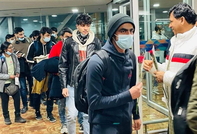 Ukraine-  यूक्रेन से लौटे नाग​रिक तो केन्द्रीय मंत्री ने बिछाए पलक पावड़े