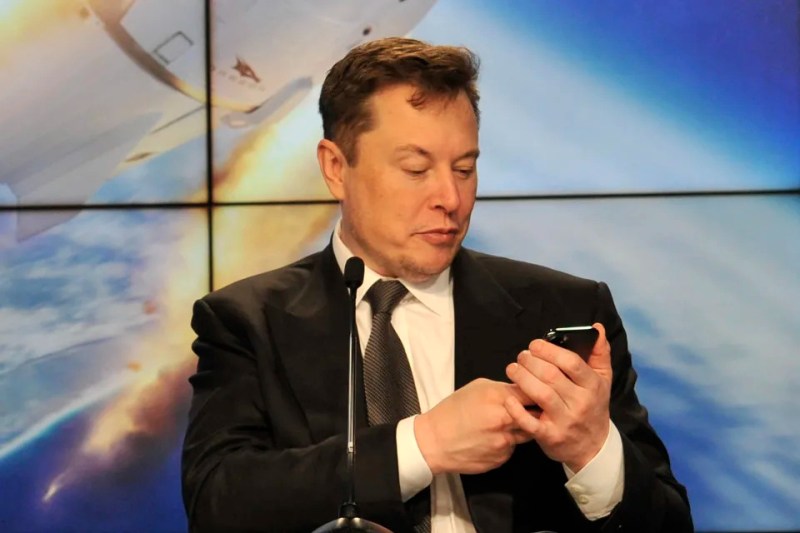elon_musk_smartphone-amp.jpg