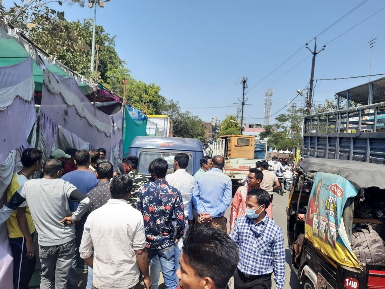 गन्ना रस विक्रेताओं ने रोड पर भी कर लिया अतिक्रमण