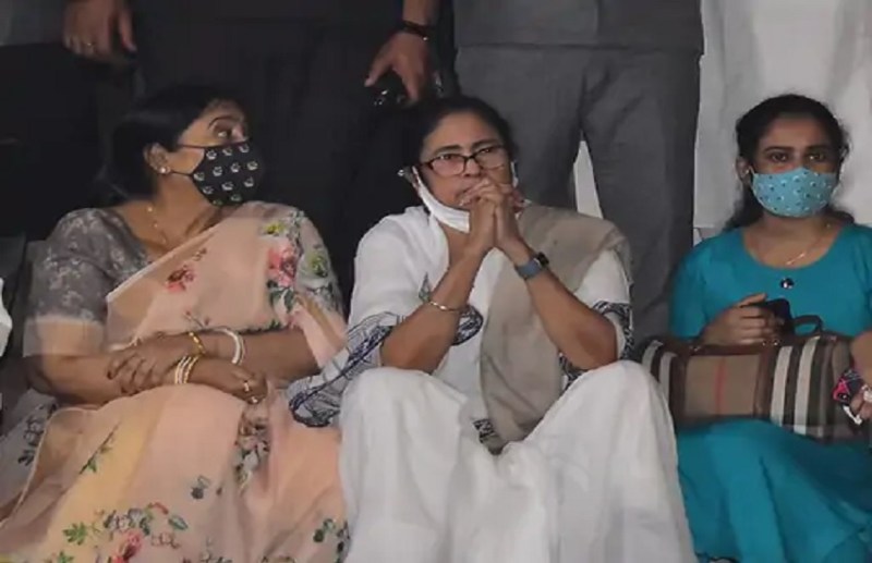 काशी के दशाश्वमेध घाट की सीढ़ियों पर बैठ गंगा आरती देखती ममता बनर्जी