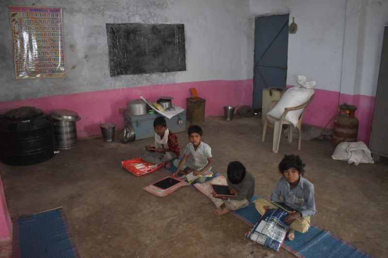 रसोई में सरकारी स्कूल, एक ही कमरे में पांच कक्षाएं, स्टोर और भोजनशाला भी