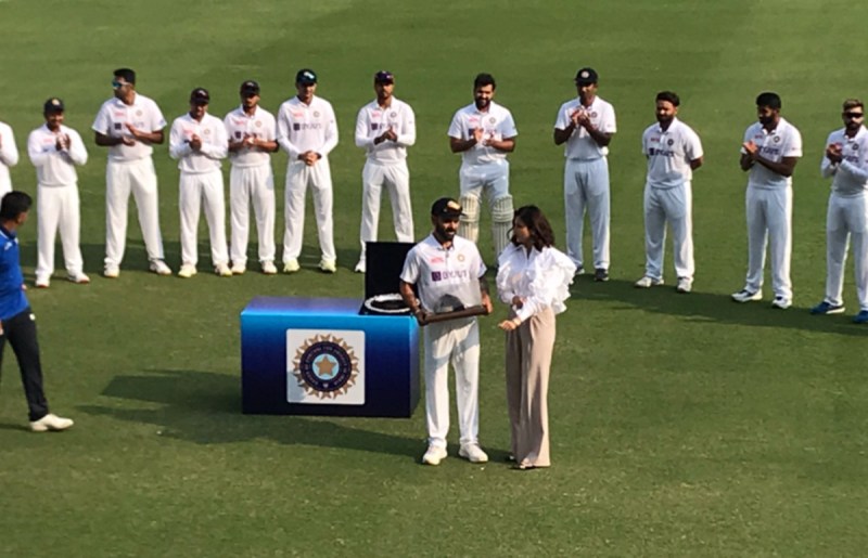 Anushka Sharma will accompany Virat Kohli on his 100th test.jpg