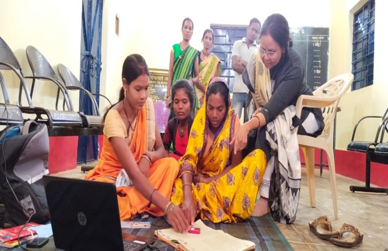 ग्रामीणों से लेनदेन करती हुई बैंक दीदी