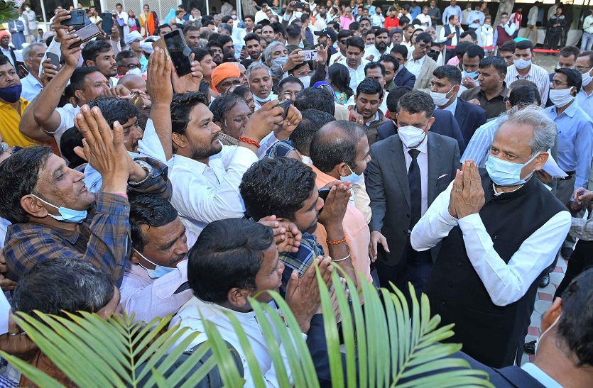 सीएम से मिले कर्मचारी व सामाजिक संगठन पदाधिकारी