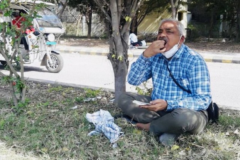 जमीन पर बैठ मस्ती से मूंगफली खाने वाले यह शख्स यूपीडीजीपी थे, चौंक गए न