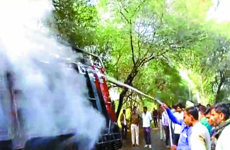 हाईटेंशन लाइन की चपेट में आने से ट्रक में लगी आग, चालक की मौत, दो घायल