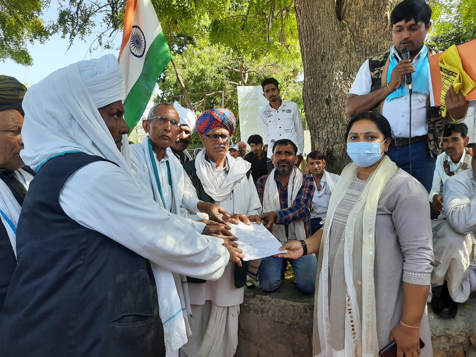 यहां…सरसों की कम बोली पर फिर विरोध में उतरे किसान, मण्डी गेट पर लगाया ताला