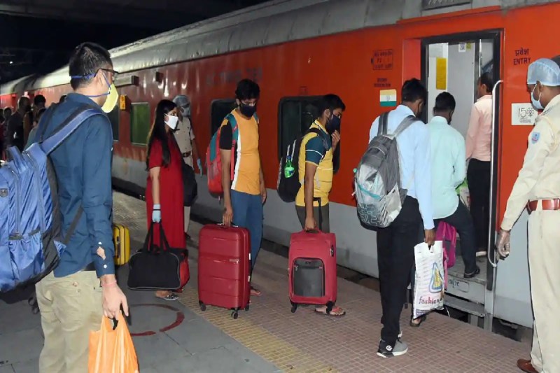 Indian Railways: यात्रियों के लिए मुश्किलें खड़ी कर सकती है रेलवे की ये गाइडलाइन