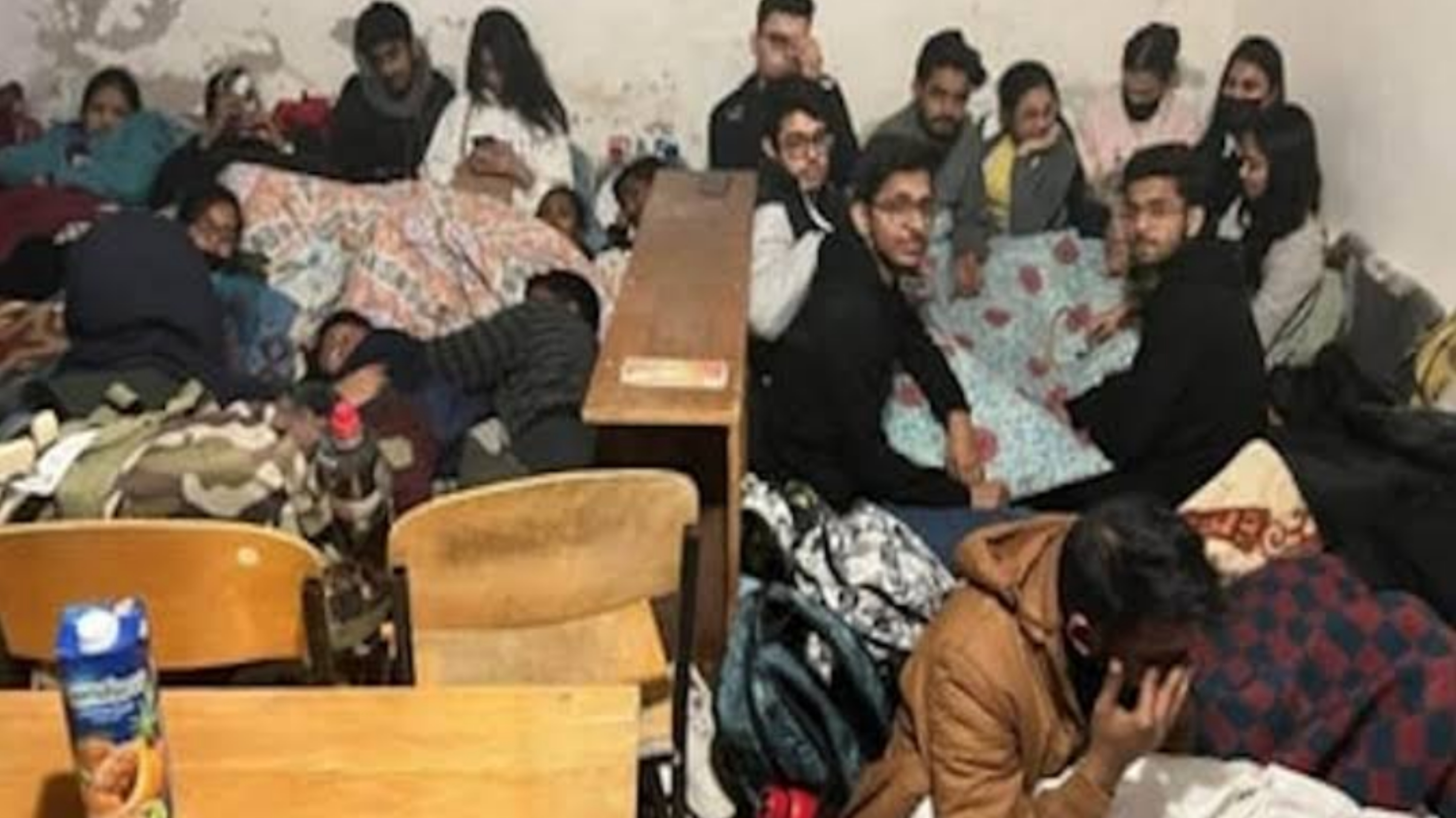 गिरते बम के बीच बंकर में रहकर बचाई जान, छात्र-छात्राओं ने सुनाई आपबीती