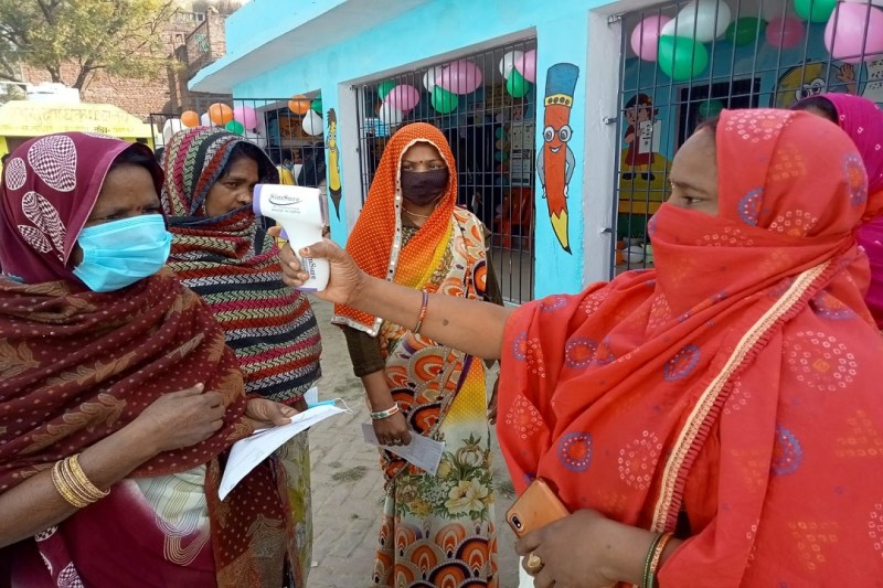 मतदान केंद्रों पर थर्मल स्कैनिंग